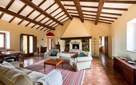 Podere i Prati: Möbel, Interior Design, Flooring, Fussboden, Wand, Decke, Holz, Zimmer, Couch, Wohnzimmer