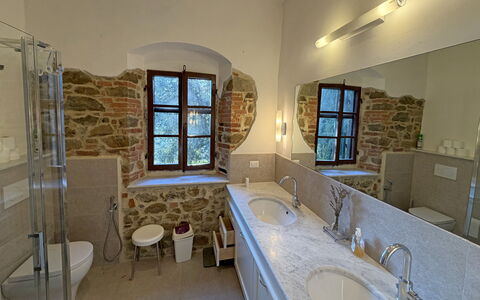 Villa Ulivacci: Wand, Flooring, Armatur, Interior Design, Fussboden, Zapfhahn, Installation, Sinken, Möbel, Badezimmer