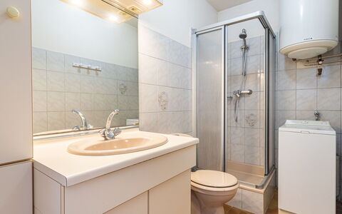 Résidence les Figuiers Fleurs: Bad Sink, Armatur, Flooring, Sinken, Badezimmer, Fussboden, Interior Design, Zapfhahn, Decke, Installation