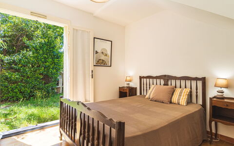 Résidence les Figuiers Fleurs: Möbel, Bett, Interior Design, Schlafzimmer, Bedding, Fussboden, Wand, Flooring, Bettdecke, Holz