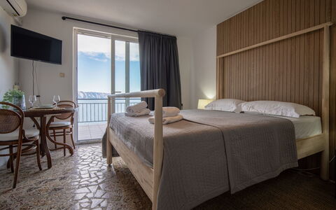 Senj 122: Schlafzimmer, Möbel, Fussboden, Bett, Bettdecke, Flooring, Bedding, Wohnung, Bettrahmen, Linens