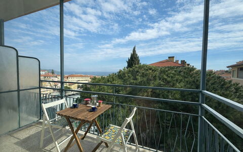 Casa Mimin, Vista Mare, Adults Only, Sanremo: Balkon, Wohnung, Geländer, Schatten, Stuhl, Gartenmöbel, Zaun, Aluminium