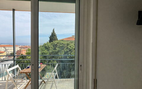 Casa Mimin, Vista Mare, Adults Only, Sanremo: Balkon, Wohnung, Glas, Stuhl, Schatten, Gartenmöbel, Holzbeize, Hartholz, Veranda, Geländer