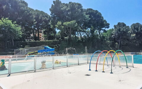 Alisier: Schwimmbad, Verbundwerkstoff, Erholung, Freizeit, Resort, Zaun, Freizeitzentrum, Park, Ferienort