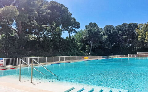 Alisier: Schwimmbad, Baum, Resort, Verbundwerkstoff, Thermae, Freizeit, Schatten, Ferienort, Zaun