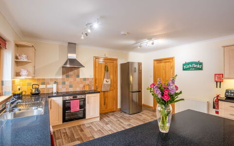 Kirkfield House: Holz, Möbel, Interior Design, Zuhause, Küche, Flooring, Cabinetry, Zimmer, Major Appliance, Countertop