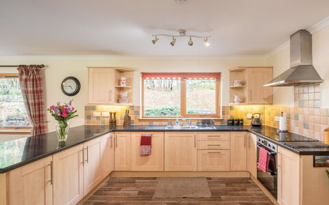 Kirkfield House: Küche, Möbel, Interior Design, Countertop, Flooring, Küchengerät, Cabinetry, Holz, Fussboden, Major Appliance