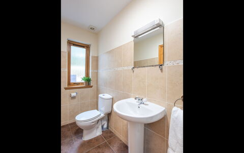 Kirkfield House: Armatur, Flooring, Fussboden, Badezimmer, Toilette, Installation, Toilleten Sitz, Sinken, Zapfhahn, Bad Sink