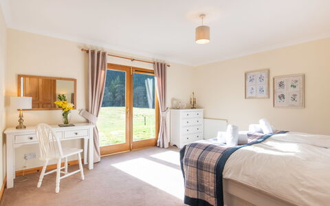 Kirkfield House: Möbel, Interior Design, Flooring, Decke, Zuhause, Bett, Zimmer, Linens, Schlafzimmer, Bedding