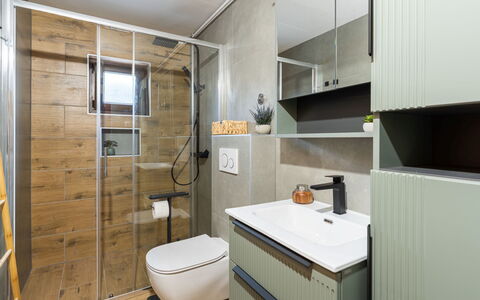 Margherita: Flooring, Interior Design, Fussboden, Armatur, Badezimmerschrank, Sinken, Cabinetry, Decke, Installation, Badezimmer