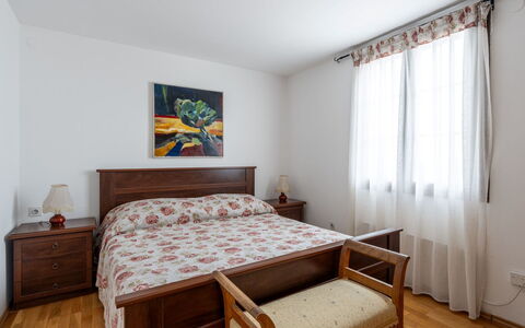 Margherita: Möbel, Bett, Interior Design, Schlafzimmer, Fussboden, Bedding, Flooring, Bettdecke, Holz, Zimmer