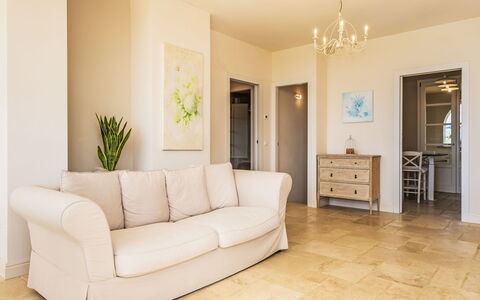 Villa Gli Olivi: Möbel, Flooring, Fussboden, Interior Design, Couch, Holz, Zimmer, Tabelle, Wohnzimmer, Decke
