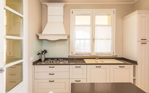 Villa Gli Olivi: Cabinetry, Küche, Interior Design, Flooring, Möbel, Countertop, Holz, Light Fixture, Küchengerät, Decke