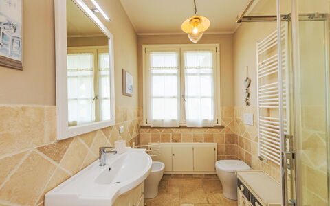 Villa Gli Olivi: Flooring, Armatur, Interior Design, Fussboden, Badezimmer, Decke, Installation, Beleuchtung, Fliese, Sinken