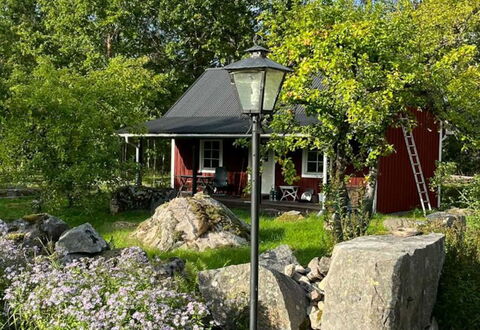 Holmen: Strauch, Hütte, Haus, Garten, Dach, Zuhause, Ground, Ländliches Gebiet, Frühling
