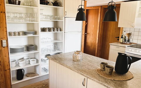 Monna - from the Sea: Küche, Flooring, Möbel, Holz, Countertop, Cabinetry, Interior Design, Küchengerät, Fussboden, Schrank