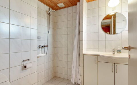 Monna - from the Sea: Bad Sink, Badezimmer, Armatur, Flooring, Wand, Fussboden, Interior Design, Sinken, Holz, Toilette