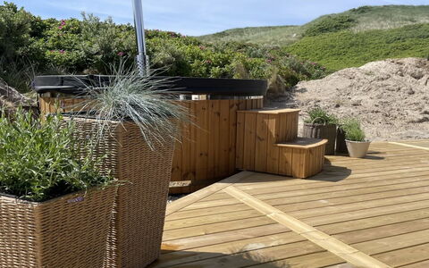 Monna - from the Sea: Holz, Blumentopf, Deck, Hartholz, Holzbeize, Holzboden, Planke, Gartenmöbel, Zimmerpflanze, Garten