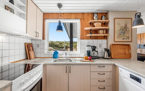 Monna - from the Sea: Küche, Küchengerät, Countertop, Major Appliance, Möbel, Cabinetry, Holz, Interior Design, Flooring, Haushaltsgerät