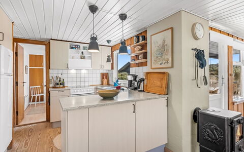 Monna - from the Sea: Holz, Küche, Möbel, Cabinetry, Countertop, Küchengerät, Major Appliance, Decke, Haushaltsgerät, Holzbeize