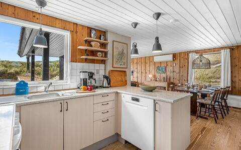 Monna - from the Sea: Küche, Countertop, Küchengerät, Major Appliance, Holz, Cabinetry, Möbel, Interior Design, Flooring, Decke