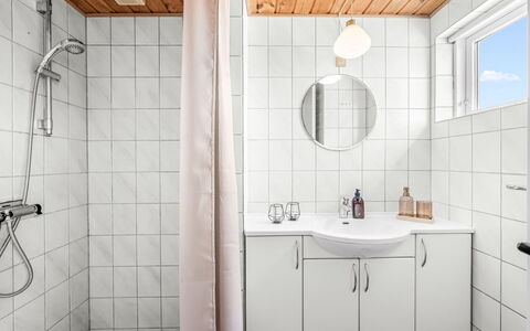 Monna - from the Sea: Armatur, Sinken, Flooring, Interior Design, Bad Sink, Fussboden, Badezimmer, Zapfhahn, Installation, Zimmer