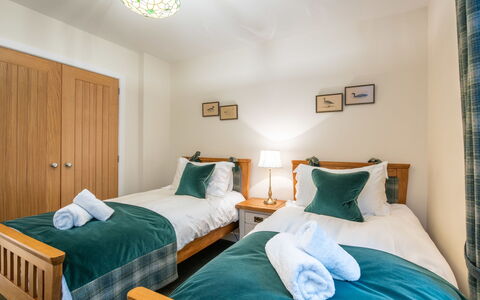 Kennel House: Möbel, Bett, Schlafzimmer, Flooring, Holz, Interior Design, Fussboden, Bettdecke, Bedding, Decke