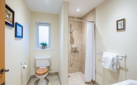 Kennel House: Toilleten Sitz, Badezimmer, Toilette, Armatur, Flooring, Fussboden, Interior Design, Installation, Beleuchtung, Decke