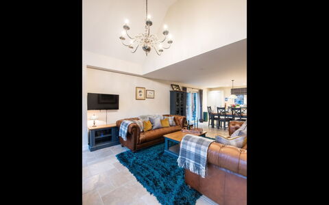 Kennel House: Möbel, Interior Design, Couch, Flooring, Wand, Fussboden, Zimmer, Holz, Decke, Wohnzimmer