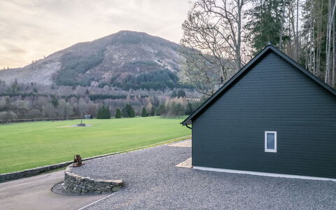 Kennel House: Gras, Landschaft, Grundstueck, Hütte, Steigung, Bergstation, Rasen, Wiese, Gartenbauten, Scheune
