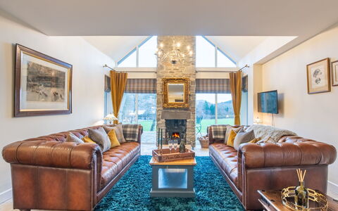 Kennel House: Couch, Möbel, Interior Design, Wohnzimmer, Zuhause, Beleuchtung, Decke, Zimmer
