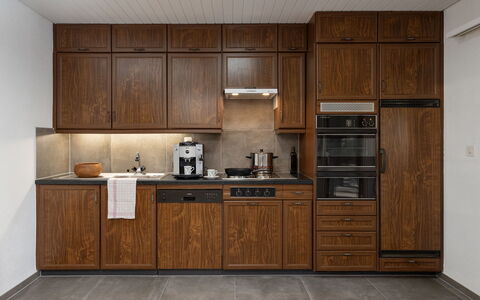 Sous-Le-Moulin: Holz, Cabinetry, Küche, Flooring, Major Appliance, Braun, Küchengerät, Countertop, Schrank, Herd