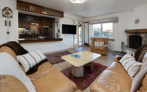 Sous-Le-Moulin: Möbel, Interior Design, Couch, Flooring, Fussboden, Holz, Decke, Wohnzimmer, Zimmer, Fernsehen