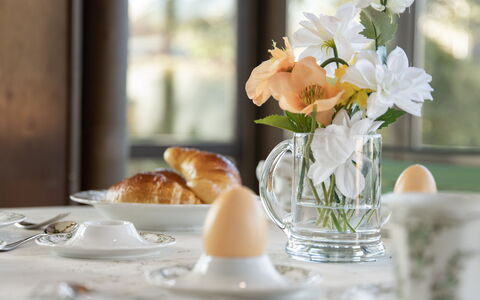 Sous-Le-Moulin: Geschirr, Servierware, Tasse, Drinkware, Tabelle, Dishware, Schnittblumen, Porzellan, Möbel, Essen