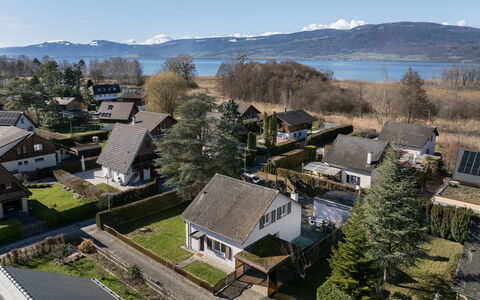 Sous-Le-Moulin: Wohngebiet, Haus, Dach, Landschaft, Zuhause, Vorort, Menschliche Siedlung, Küsten Und Ozeanische Forms, Dorf, Hütte