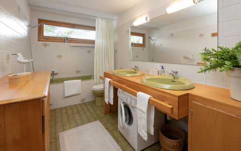 Veni, Vidi, Mansi: Interior Design, Bad Sink, Armatur, Flooring, Möbel, Holz, Sinken, Decke, Fussboden, Badezimmer