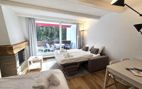 La Riva Mountain Apartment: Möbel, Interior Design, Fussboden, Flooring, Schlafzimmer, Bett, Wohnung, Decke, Bedding, Bettdecke