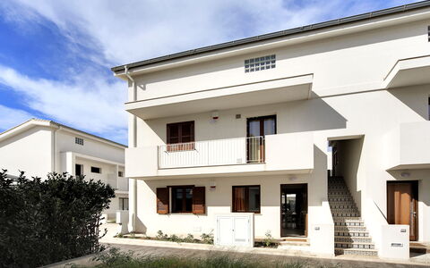 Borgo Vigata 1: Fenster, Wohngebiet, Nachbarschaft, Tür, Zuhause, Menschliche Siedlung, Wohnung, Balkon, Vorort, Gips