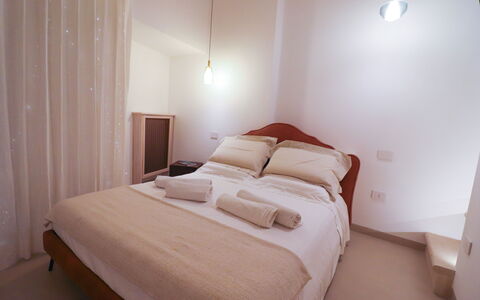 Bacchus: Historic Charming Home: Bett, Schlafzimmer, Interior Design, Holz, Fussboden, Bettdecke, Flooring, Decke, Bedding, Möbel