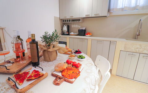 Bacchus: Historic Charming Home: Essen, Möbel, Geschirr, Interior Design, Countertop, Zimmer, Küchengerät, Küche, Cabinetry, Stuhl