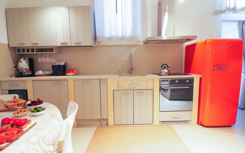 Bacchus: Historic Charming Home: Küchengerät, Küche, Major Appliance, Interior Design, Countertop, Möbel, Haushaltsgerät, Holz, Kühlschrank, Flooring