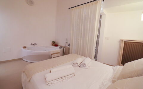 Bacchus: Historic Charming Home: Interior Design, Fussboden, Flooring, Decke, Schlafzimmer, Bett, Zimmer, Möbel, Wohnung, Bettrahmen