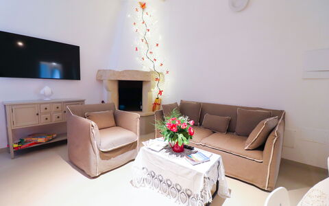 Bacchus: Historic Charming Home: Möbel, Interior Design, Couch, Zimmer, Beleuchtung, Wohnzimmer, Flooring, Fussboden, Wohnung, Zuhause