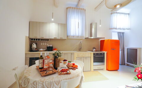 Bacchus: Historic Charming Home: Möbel, Interior Design, Holz, Küchengerät, Flooring, Küche, Major Appliance, Decke, Zimmer, Haushaltsgerät