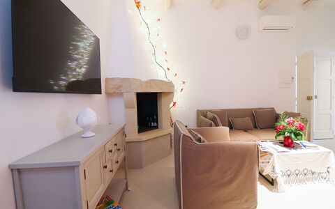 Bacchus: Historic Charming Home: Möbel, Interior Design, Wand, Couch, Flooring, Holz, Fussboden, Zimmer, Wohnzimmer, Decke