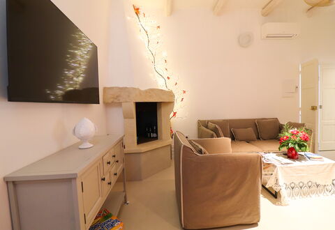 Bacchus Luxury Home: Möbel, Interior Design, Wand, Couch, Holz, Flooring, Zimmer, Fussboden, Decke, Wohnzimmer