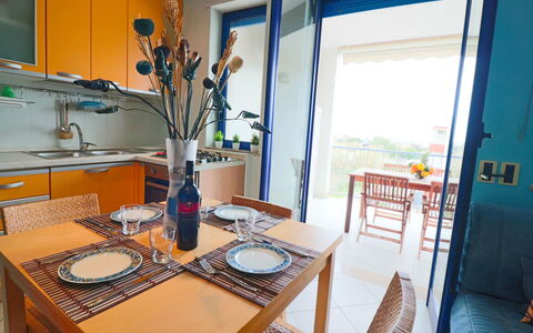 Circe Sea View: Flooring, Interior Design, Möbel, Fussboden, Wohnung, Stuhl, Holzbeize, Küche & Esszimmer Tisch, Zimmerpflanze, Esszimmer