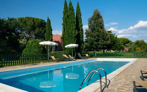 Agriturismo le Case Rosse di Montebuono: Schwimmbad, Gartenmöbel, Schatten, Resort, Eco Hotel, Garten, Estate, Hazienda, Sonnenliege, Landscaping