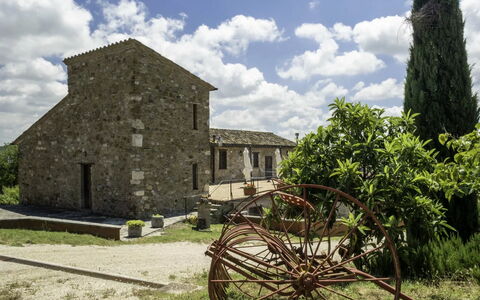 Agriturismo le Case Rosse di Montebuono: Himmel, Haus, Zuhause, Grundstueck, Menschliche Siedlung, Ländliches Gebiet, Hütte, Estate, Bauernhaus, Dorf