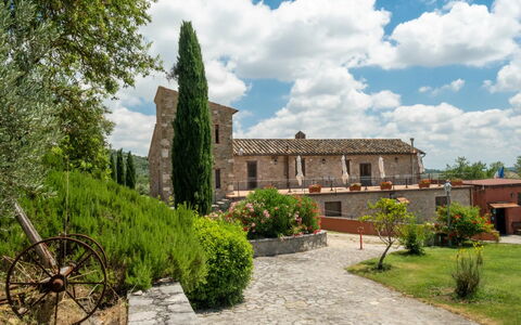 Agriturismo le Case Rosse di Montebuono: Estate, Landscaping, Rasen, Garten, Garten, Hazienda, Villa, Bauernhaus, Historisches Haus